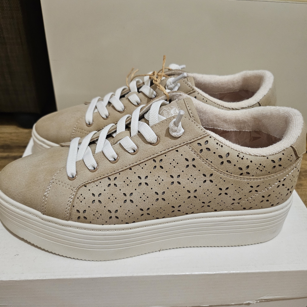 Roxxy Women's Beige Lace-Up Sneakers